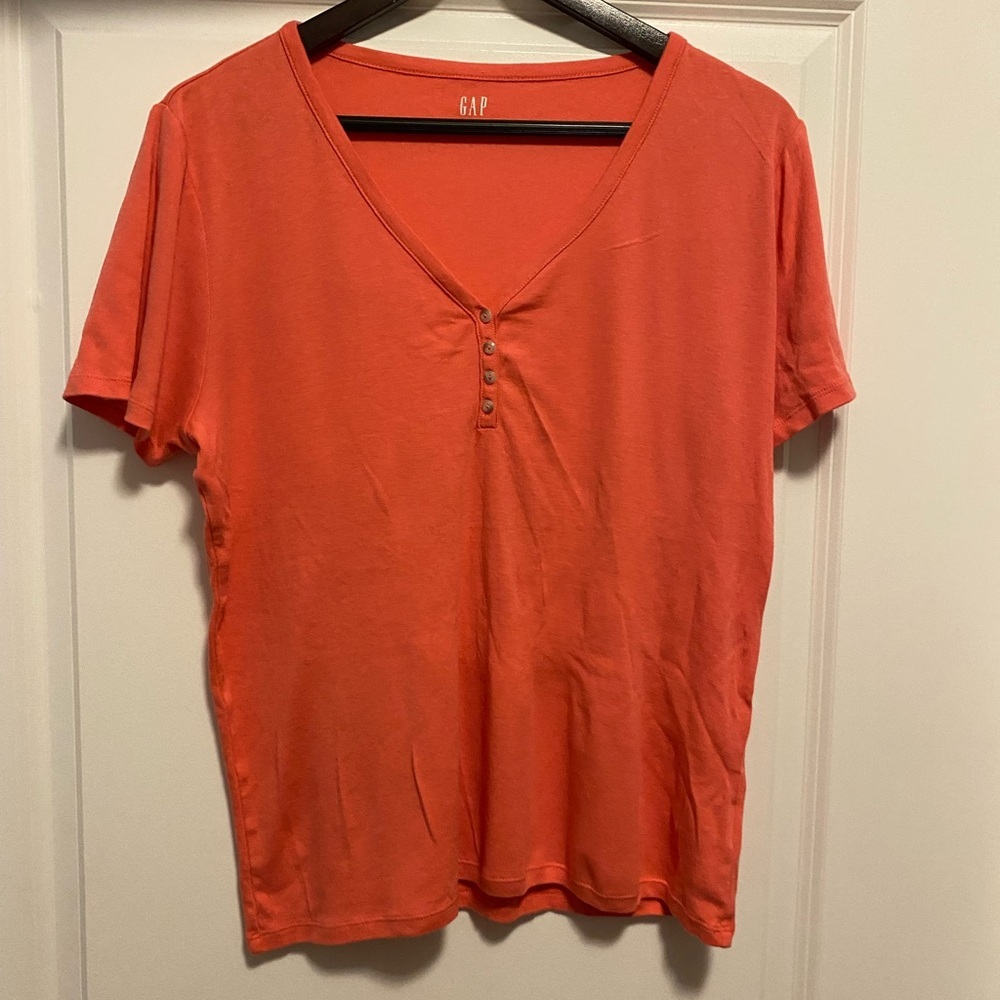 GAP Women's Coral Button-Detail Tee
